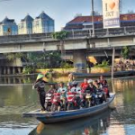 Hindari Macet Warga Jakarta utara mengandalkan perahu eretan