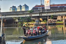 Hindari Macet Warga Jakarta utara mengandalkan perahu eretan