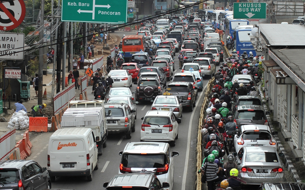 Macet Parah! Sejumlah Pengendara Nekad Terobos Jalur Busway di Jakarta Selatan